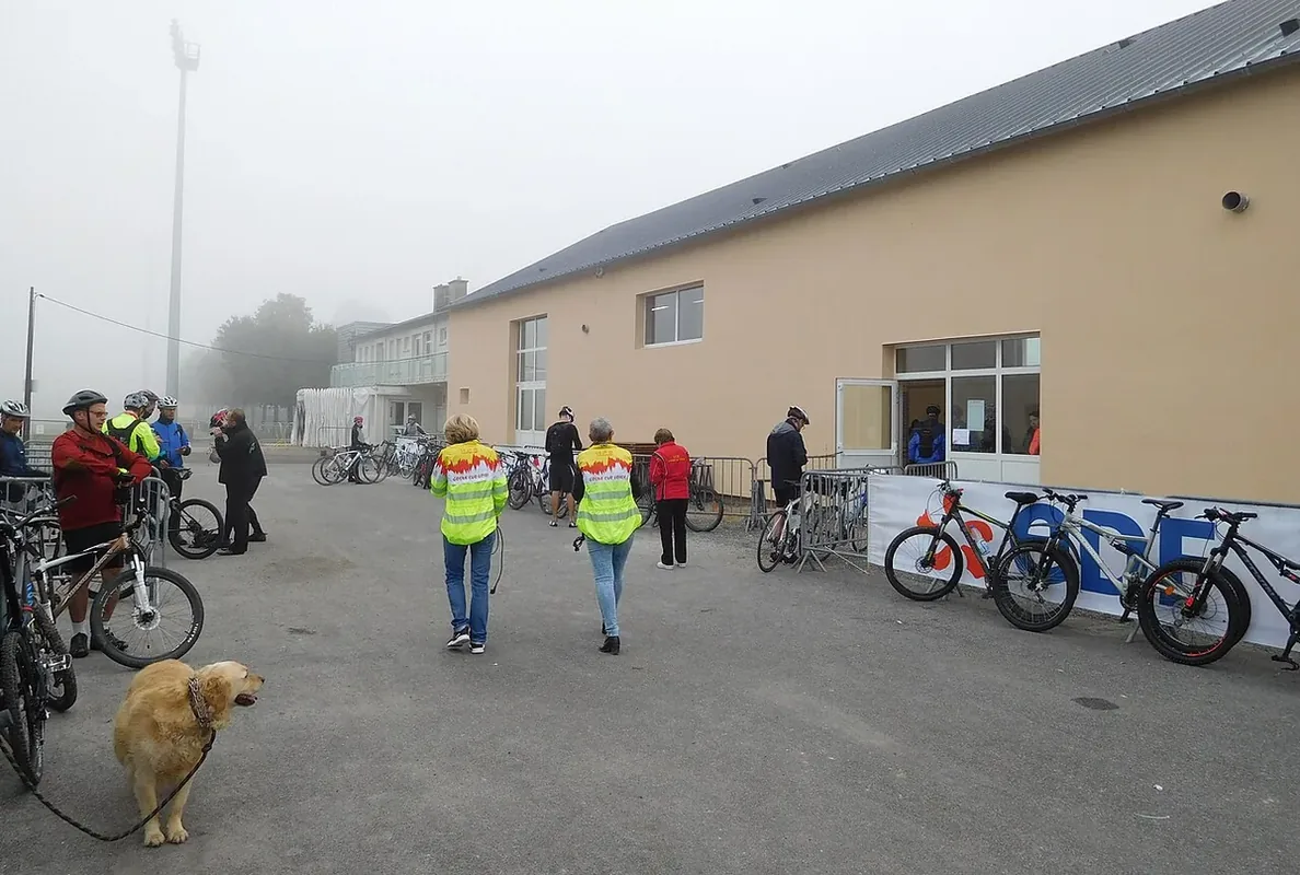 Trois organisatrices du Rallye des Vignobles, vététistes, cyclotouristes et animateur (avec microphone), au départ le dimanche 9 octobre 2016 au matin, au parc des sports Raphaël Giraux de Cosne-Cours-sur-Loire (Nièvre, France).